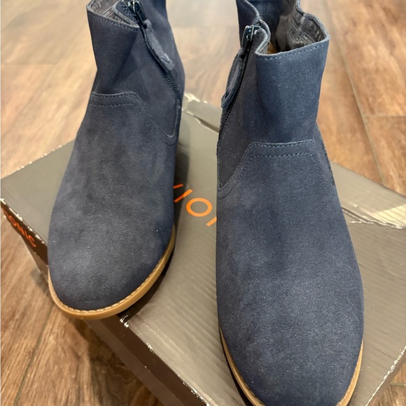 Brand new in box suede leather VIONIC Boots - Picture 2 of 4